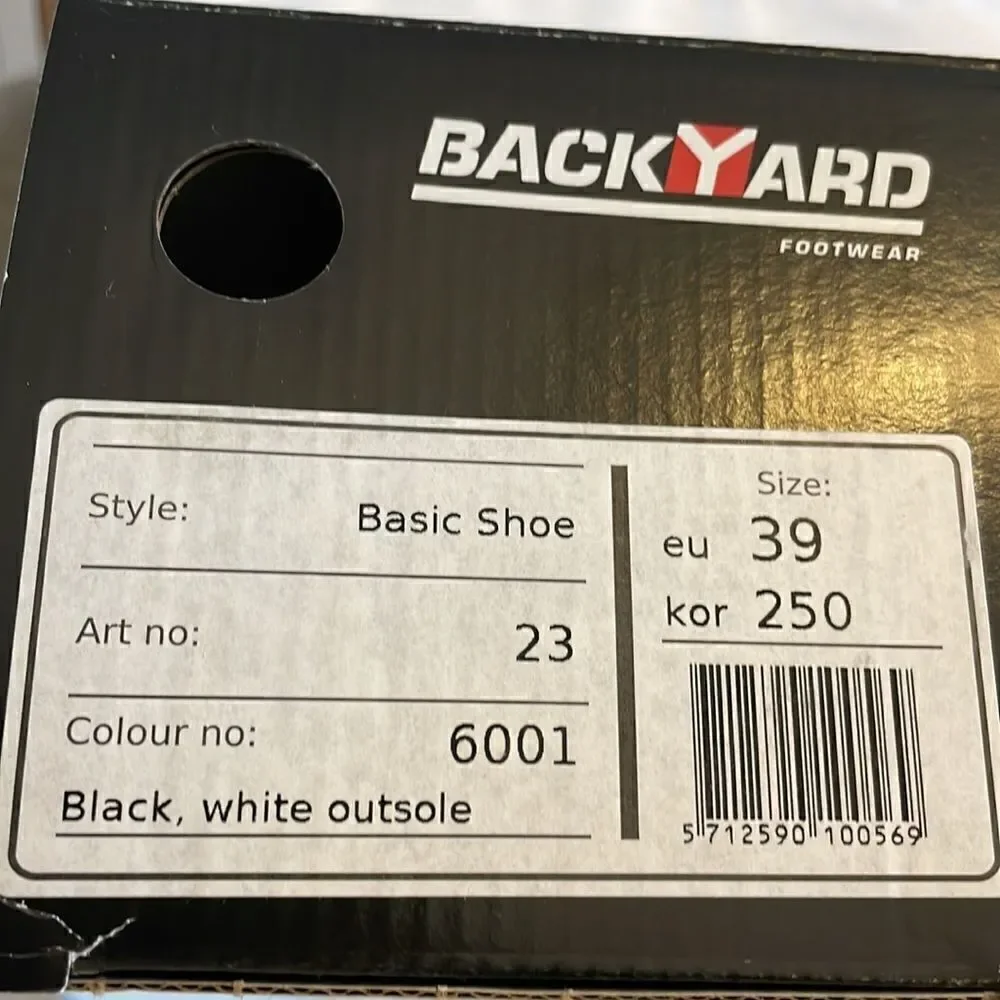 BACKYARD FOOTWEAR BASIC SHOE.  BLACK/WHITE.  NEW IN BOX